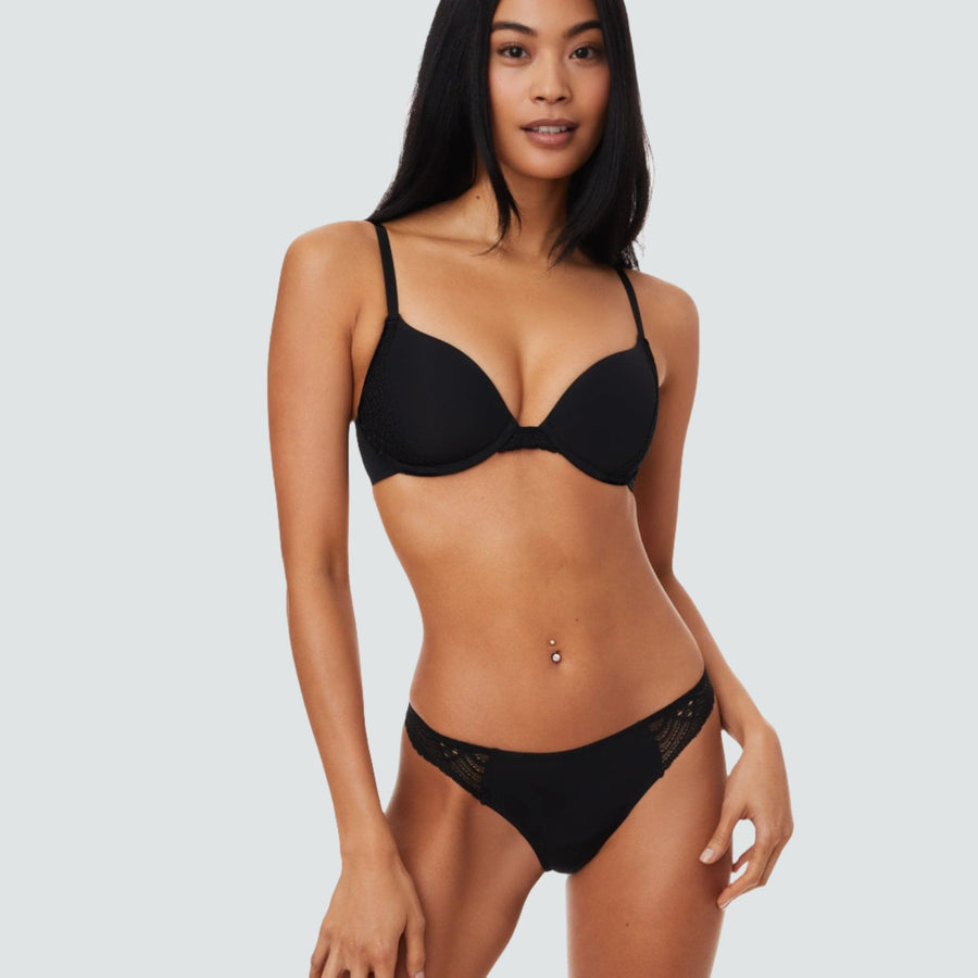 Aya wears 32B