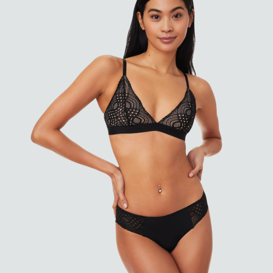 Aya wears XS