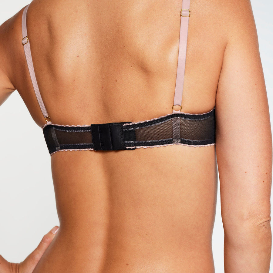 Lizzy wears 32B