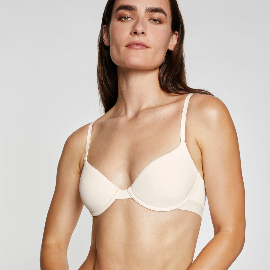 Dominique wears 34B