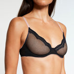 Lizzy wears 32B