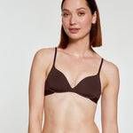 Carina wears 32A