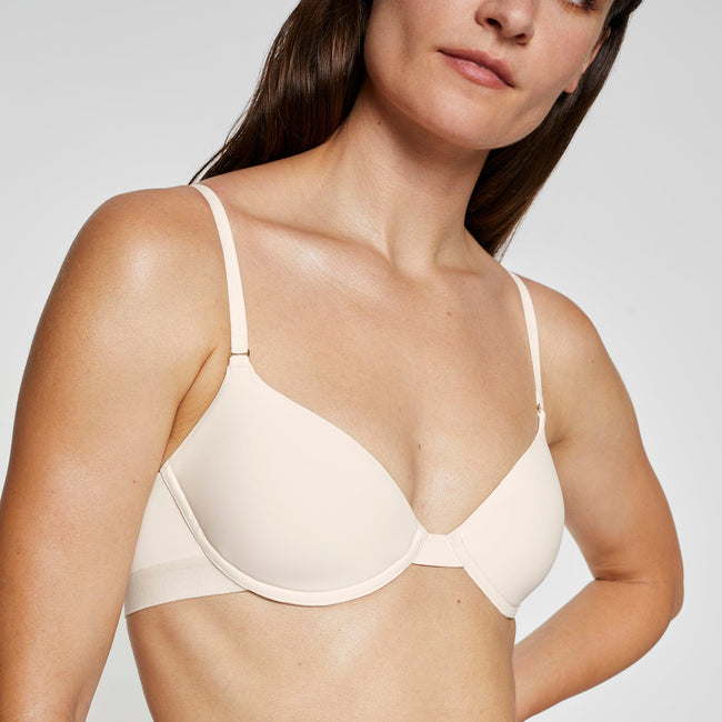 Dominique wears 34B