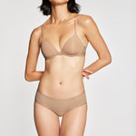 Cindy wears 30B