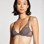 Cindy wears 30B